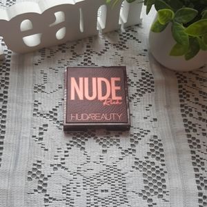 Huda Beauty nude rich eyeshadow palette